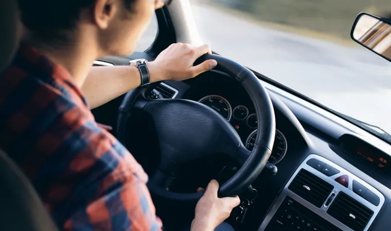&quot;Kombinirajući udobnost i stil, Renault donosi svježi planinski povjetarac pojačan toplijim tonovima, upotpunjen mekim teksturama sandalovine i čistih borovih iglica. Fordov fokusirani stil interijera obiluje zemljanim nijansama hrasta, osvježavajućim biljnim notama svježe pokošene trave i svjetlijih cvjetova. BMW  stvara aromu lakih, slatkih nota hibiskusa nalik citrusima. Audi pak nudi tonove borovine sa suptilnim naznakama crnog papra i cedrovine, aludirajući na zemljane tonove&quot;, navodi Baker.