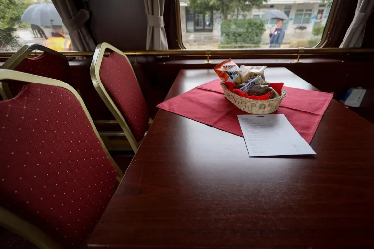 Vozila su osmišljena kao vagon-restorani, a od 1999. godine u potpunosti su obnovljena po uzoru na legendarne salone Orient Expressa.