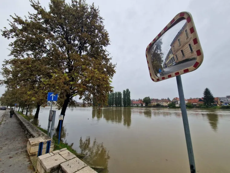 Stanje je kaotično! Kupa prijeti, na snazi izvanredne mjere. U Zagrebu se Sava izlila iz korita