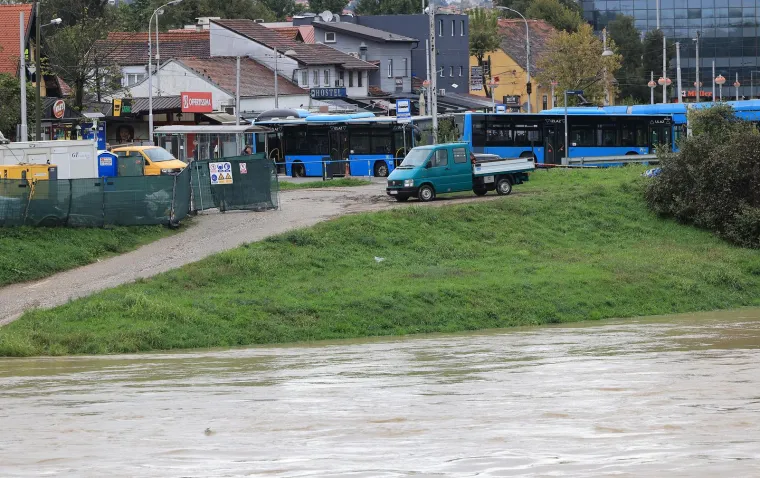 Stanje je kaotično! Kupa prijeti, na snazi izvanredne mjere. U Zagrebu se Sava izlila iz korita