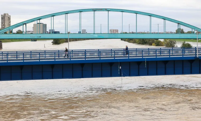 Stanje je kaotično! Kupa prijeti, na snazi izvanredne mjere. U Zagrebu se Sava izlila iz korita