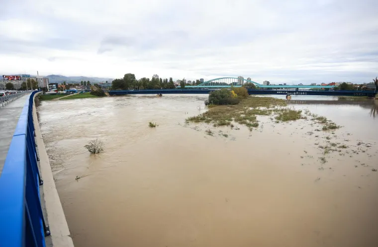 Stanje je kaotično! Kupa prijeti, na snazi izvanredne mjere. U Zagrebu se Sava izlila iz korita