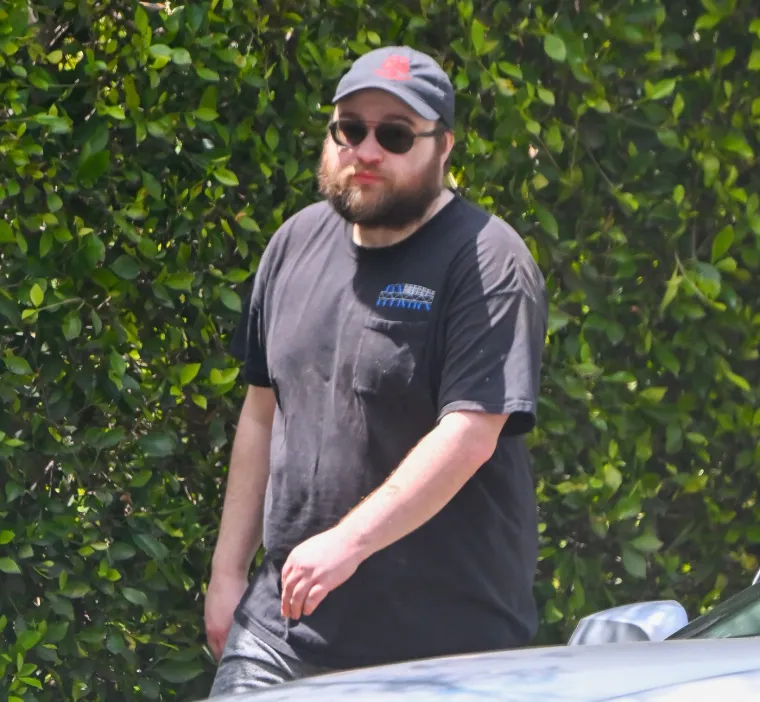  Angus T. Jones glumačku karijeru napustio je jer mu &quot;vjera brani&quot; da se time bavi. Naime, glumac smatra da je to protiv kršćanskih uvjerenja.