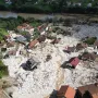 Fotografije iz Jablanca pokazuju koliko je stanje dramatično. Blatni tsunami doslovno je zatrpao mjesto. Slike su kataklizmične