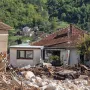 &apos;Jedan dio naselja je potpuno pod vodom, a drugi dio naselja pod kamenom od kamenoloma. Ovo je nešto što je zaista nestvarno. Iskreno, ne očekujem da će se pod tim ruševinama naći živi ljudi. Jedino se još uvijek ne zna je li netko ipak nije bio u tim kućama. Po povratku smo vidjeli veliki broj mehanizacije koja ide prema Jablanici. Svi su dolje. Od oružanih snaga, policije, tužilaštva HNK, gorskih službi spašavanja, Specijalna jedinica Federalne uprave policije. Dolje je i veliki broj ljudi koji su u stanju šoka, mnogi su izgubili svoje obitelji. Zaista jedna nevjerojatna i teška situacija&apos;, kazao je ministar vanjskih poslova Elmedin Konaković za Dnevni Avaz. On je posjetio Jablanicu.