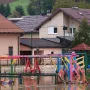 Građane se poziva da ne izlaze iz domova, a one koji mogu da se jave nadležnim službama za pomoć.