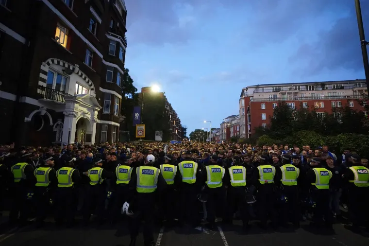 Navijači Genta zaustavili su i promet na ulicama Londona, a potrebna je bila i intervencija policije