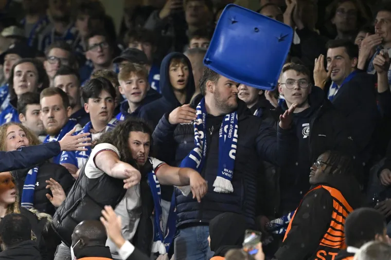 Navijači Genta rade nerede za vrijeme utakmice Europske lige na utakmici protiv Chelsea