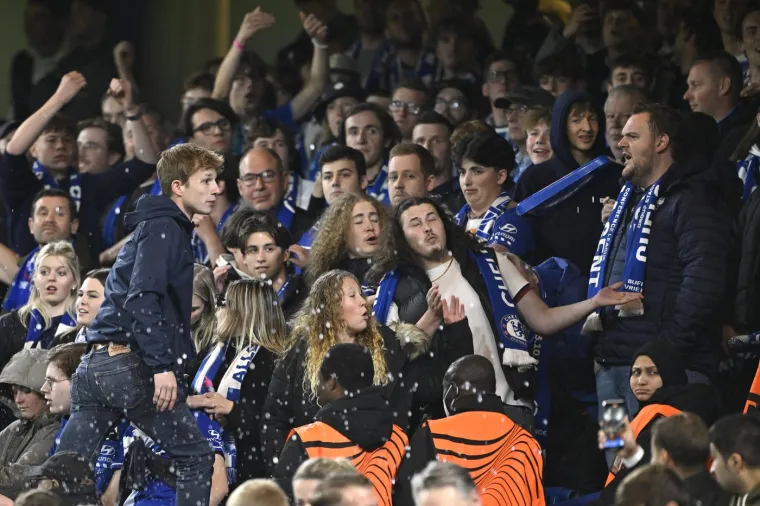 
Navijači Genta bacali su stolice na Stamford Bridge stadionu 