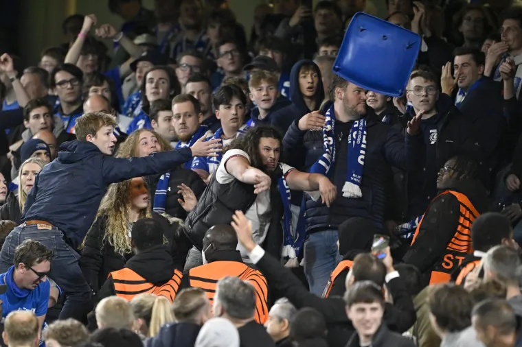 Navijači Genta gađali su stolice na stadionu Stamford Bridge