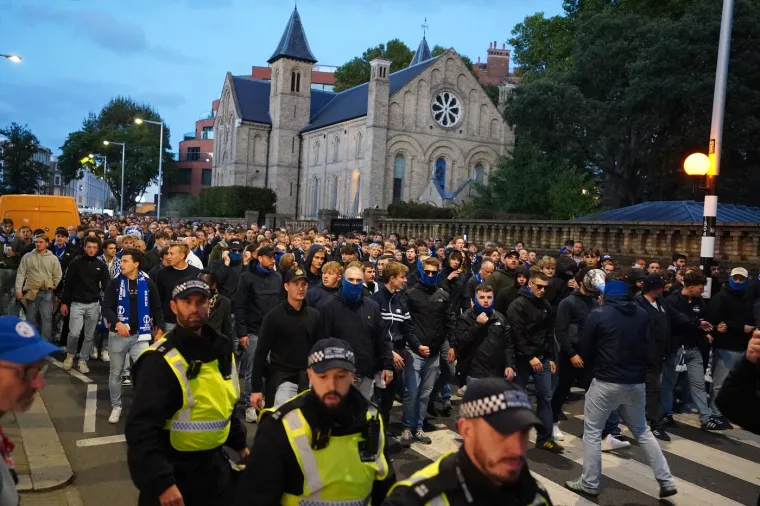 Navijači Genta zaustavili su i promet na ulicama Londona, a potrebna je bila i intervencija policije