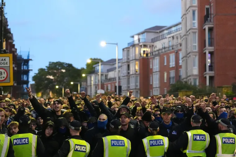 Navijači Genta zaustavili su i promet na ulicama Londona, a potrebna je bila i intervencija policije