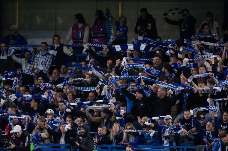 Navijači potpuno poludjeli: Na utakmici KL počeli bacati stolce i trgati transparente