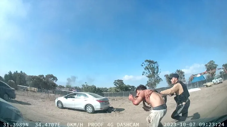 A onda je na festival upao Hamas i krenuo ubijati. Oni koji su tražili utočište u atomskim skloništima grmlju i voćnjacima, ubijeni su dok su se skrivali. Oni koji su stigli do parkinga i pokušali pobjeći ostali su zarobljeni u prometnoj gužvi dok su militanti pucali na vozila.