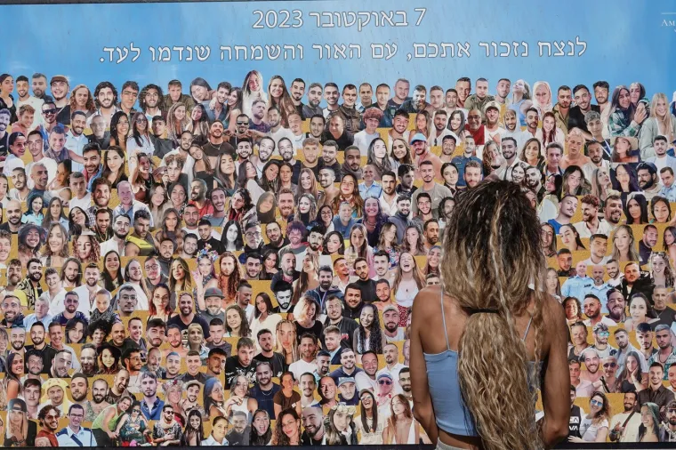 Nastao je kaos, masakr. Izbezumljeni posjetitelji su u panici bježali tražeći zaklon, a u pozadini su se čule trube, povici i pucnjevi. 