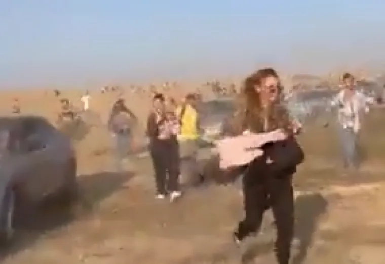 Bježali su gdje su mogli, kroz oblake prašine nastojali spasiti živu glavu i doći do svojih automobila kako bi se odvezli na sigurno, ali na mnogim su ih mjestima dočekali naoružani muškarci koji su ih odmah ili otimali ili ubijali. 