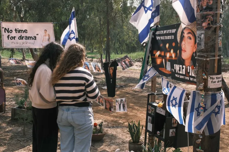 Među ubijenima bili su Nathanel Young, Britanac koji je služio u izraelskoj vojsci, Lior Asulin, umirovljeni nogometa&scaron; koji je igrao za nogometni klub Hapoel Tel Aviv, novinari Shai Regev i Ayelet Arnin te organizatori događaja, blizanci Osher Vaknin i Michael Vaknin. Danielle Waldman, najmlađa kći izraelskog milijardera biznismena Eyala Waldmana, i njezin dečko također nisu preživjeli napad.