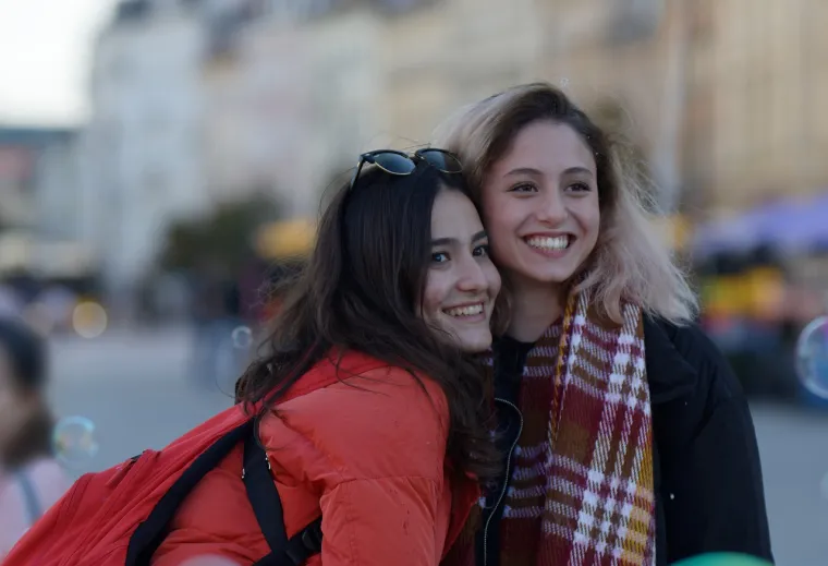 7. Češće viđajte prijatelje: Učinite prijateljstvo praktičnijim, kaže dr. Sheila Liming, autorica knjige Druženje: radikalna moć ubijanja vremena. &apos;&apos;Ako sam u prijateljičinom susjedstvu poslat ću joj poruku da je pitam želi li na ručak sa mnom ili mogu li svratiti do nje na brzu kavu. Održavanje prijateljstva često je samo pitanje pojavljivanja.&apos;&apos;