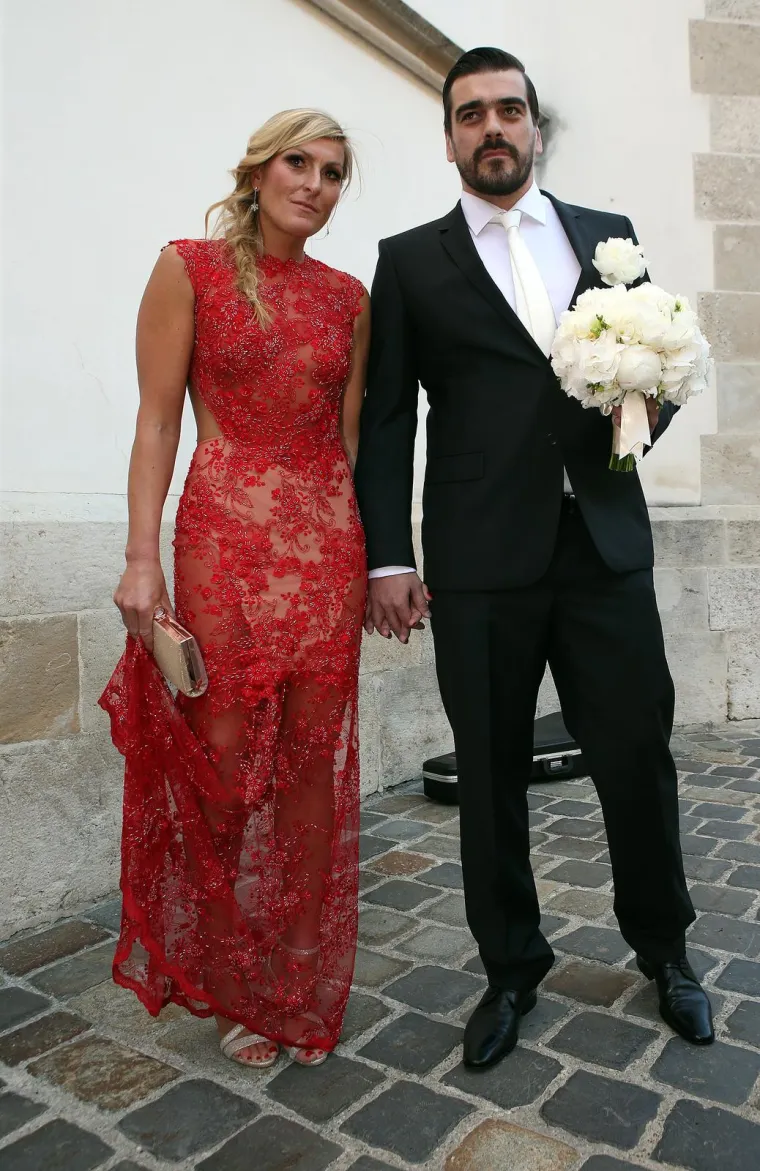 Janica Kostelić blista u elegantnoj svečanoj crvenoj haljini koja ističe njezinu besprijekornu figuru i stil. Uparena s elegantnim štiklama