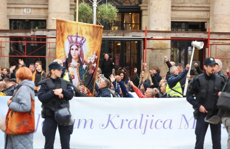 Molitelji okupirali hrvatske trgove, dočekali ih prosvjednici: 'Oprez, mizoginija!'