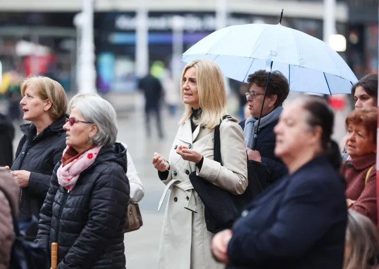 Molitelji okupirali hrvatske trgove, dočekali ih prosvjednici: 'Oprez, mizoginija!'