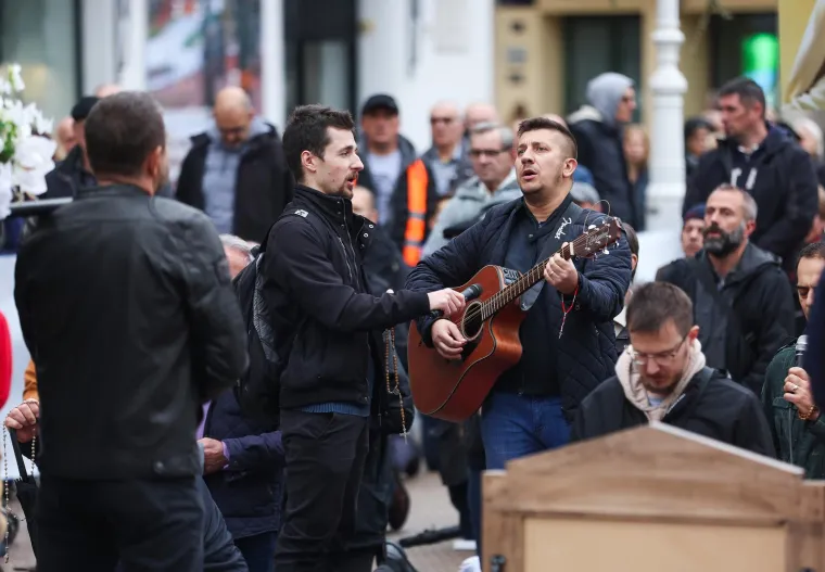 Molitelji okupirali hrvatske trgove, dočekali ih prosvjednici: 'Oprez, mizoginija!'