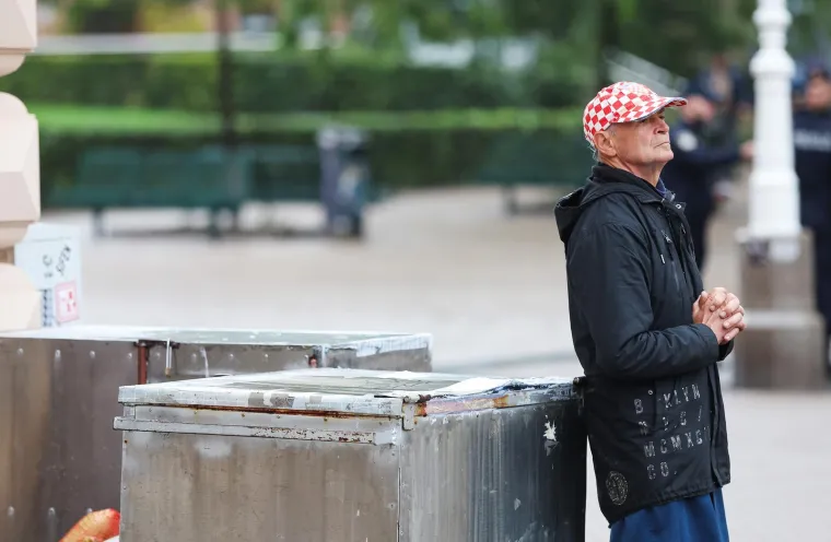 Molitelji okupirali hrvatske trgove, dočekali ih prosvjednici: 'Oprez, mizoginija!'