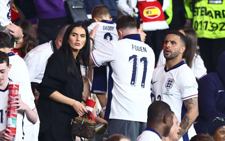 &apos;Bok, ovdje Lauren i htjela sam ti reći da je Kyle otac naše kćeri&apos;, pisalo je u poruci, otkriva Daily Mail. Annie Kilner i Kyle Walker mogu se vidjeti zajedno na ovoj fotografiji, nakon jedne od utakmica na Euru prošlog ljeta. Annie Kilner jedna je od najpoznatijih WAG-sica u Engleskoj. 