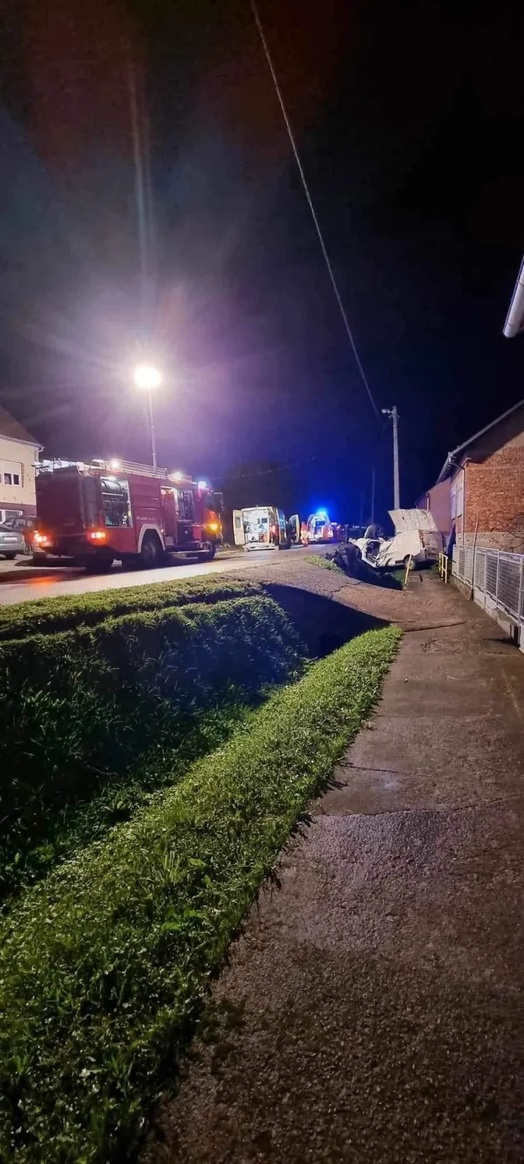 Ovo je kombi koji je s migrantima sletio s ceste. Poginuli vozač i putnik