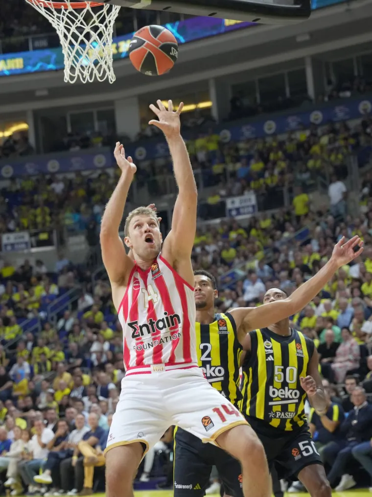 U prvom kolu Eurolige jedini je kao domaćin slavio Fenerbahče koji je u Istanbulu svladao Olympiakos sa 82-71. 