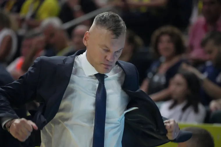 U prvom kolu Eurolige jedini je kao domaćin slavio Fenerbahče koji je u Istanbulu svladao Olympiakos sa 82-71. 