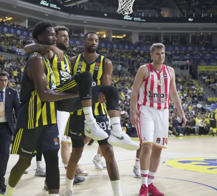 U prvom kolu Eurolige na derbiju između Fenerbahčea i Olympiakosa stradao je Fenerov Wilbekin. Suigrači su se okupili oko njega i ga iznijeli s parketa.