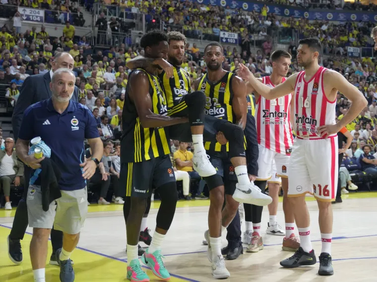 U prvom kolu Eurolige na derbiju između Fenerbahčea i Olympiakosa stradao je Fenerov Wilbekin kojeg su suigrači izveli s terena. 