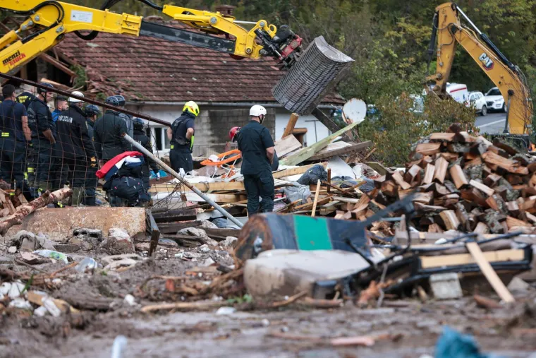 U noćašnjim poplavama najteže je stradala Jablanica. Po medijskim navodima u naselju Donjoj Jablanici traga se za više desetaka osoba.