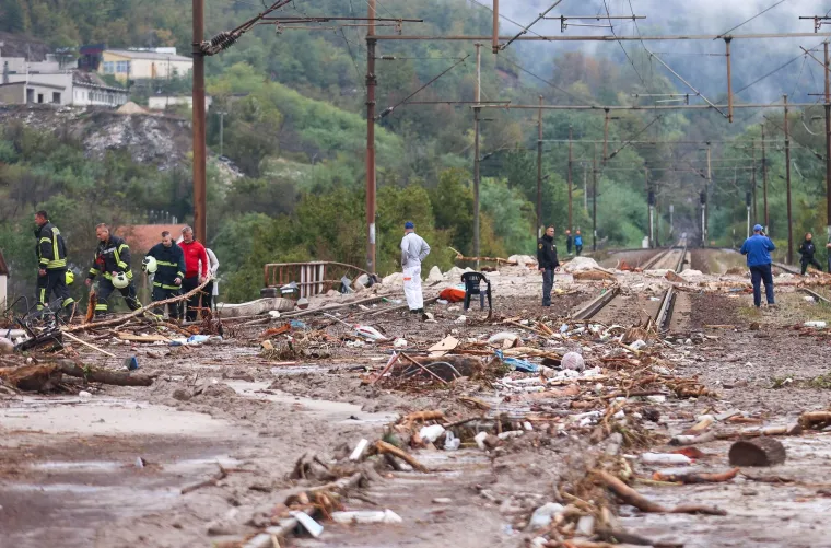 Kada je kamena lavina, praćena vodenom bujicom, srušila nekoliko kuća u Donjoj Jablanici, ispod podvožnjaka nastala je velika brana te se voda zatim slila u dio naselja i počela potapati kuće.