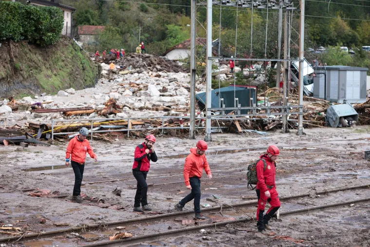 Timovi Hrvatske gorske službe spašavanja (HGSS) dugo su se probijali do Donje Jablanice, mjesta koje je pretrpjelo najveće štete u poplavama koje su pogodile Bosnu i Hercegovinu.HGSS-ovci vrše dostavu potrebnih stvari za lokalni Dom zdravlja, a očekuje se i angažman na drugim lokacijama.