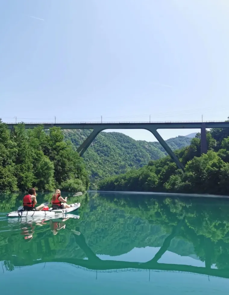 Smještena u dolini rijeke Neretve, specijalizirala se za planinski turizam, planinarenje i posjete povijesnim lokalitetima. 