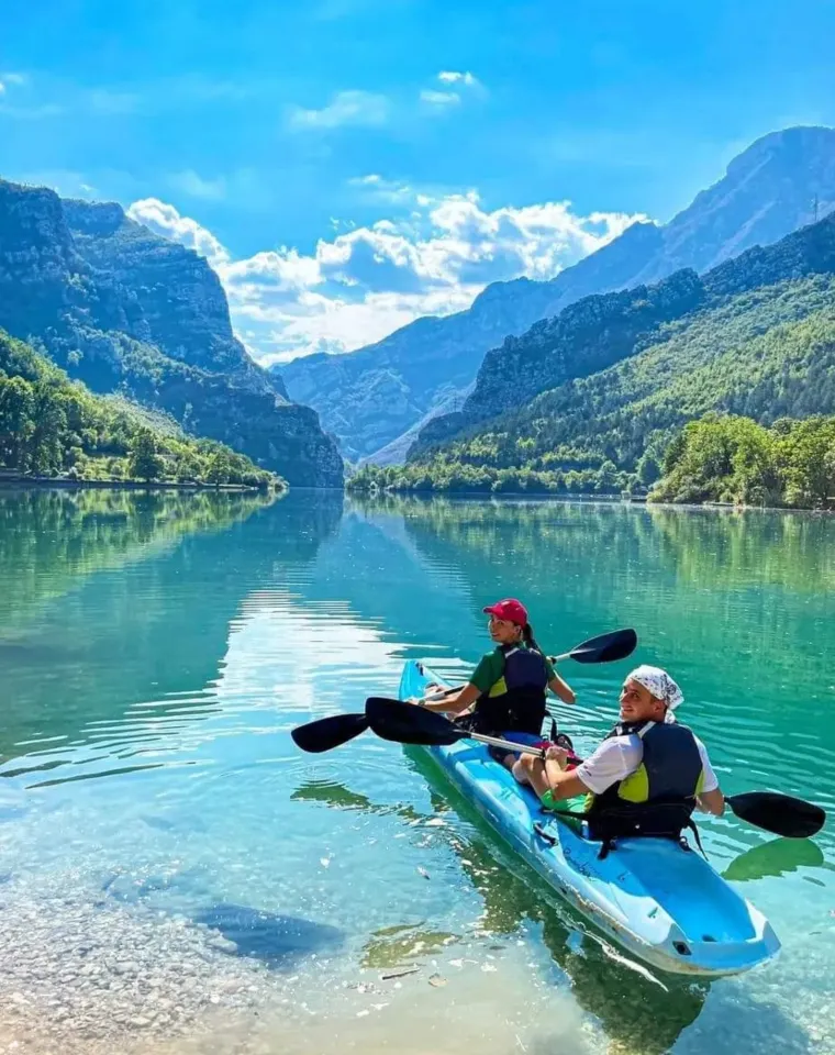 Osim što je bila privlačna za ljubitelje prirode, Jablanica je poznata i po gastronomskim specijalitetima, posebno janjetini. 