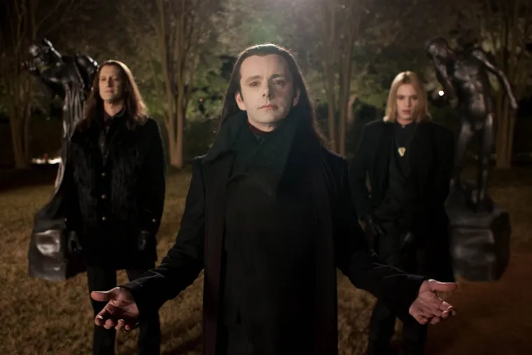 Danas se Michael Sheen posebno ističe ulogom u seriji &quot;Dobra predskazanja&quot; (&quot;Good Omens&quot;), gdje glumi anđela Aziraphalea. Pored glume, ponat je i po aktivizmu i filantropiji, dovodeći u pitanje beskućništvo i socijalnu pravdu u rodnoj Velikoj Britaniji. 
