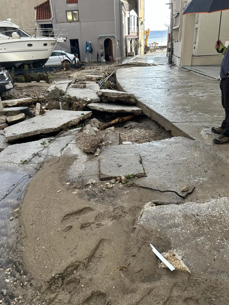 Nakon kataklizme u BiH, užasni prizori i kod nas. Ceste pretvorene u rijeke, hitne službe bore se s vodom