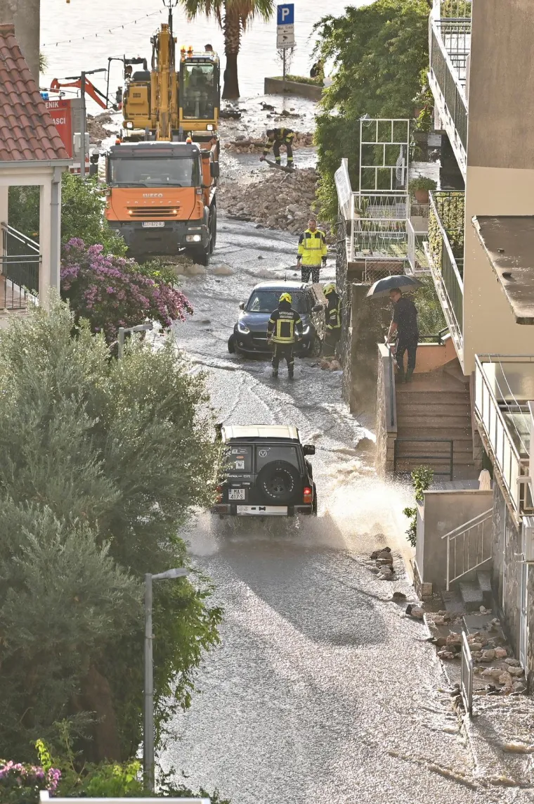Nakon kataklizme u BiH, užasni prizori i kod nas. Ceste pretvorene u rijeke, hitne službe bore se s vodom