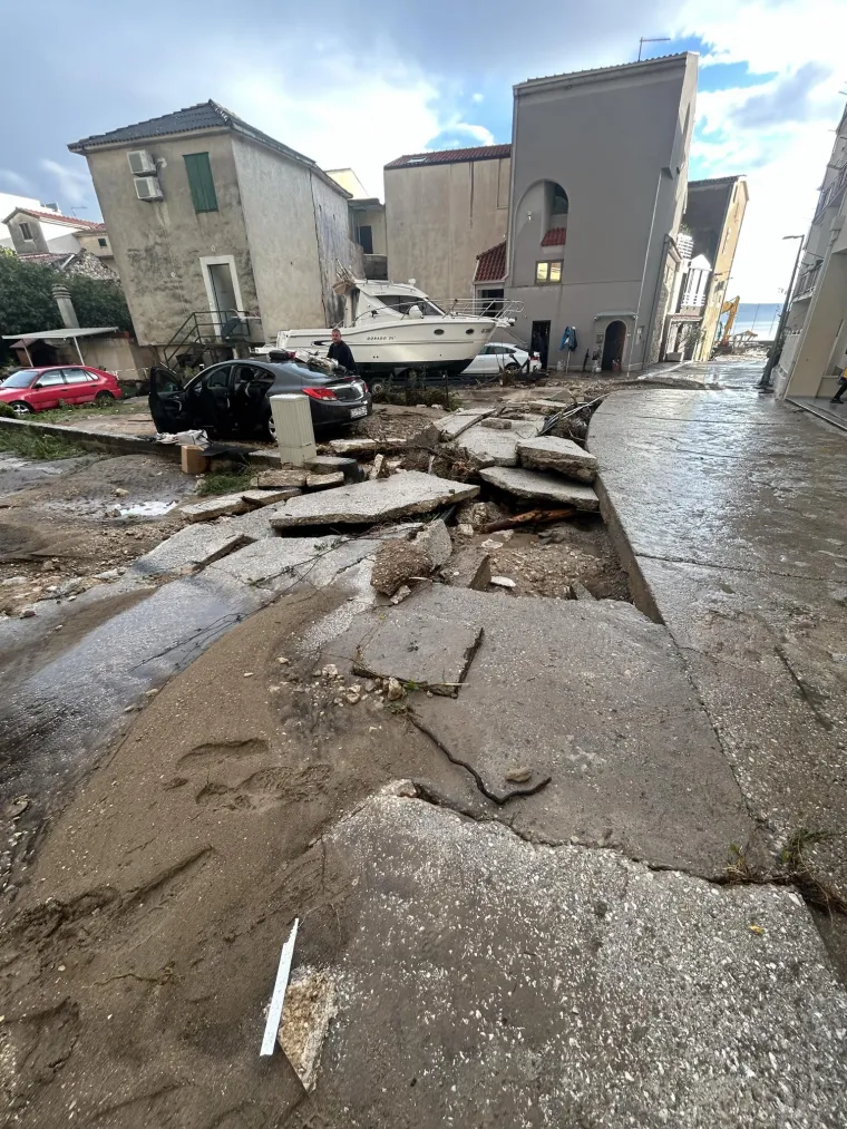 Nakon kataklizme u BiH, užasni prizori i kod nas. Ceste pretvorene u rijeke, hitne službe bore se s vodom