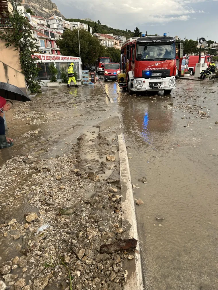Nakon kataklizme u BiH, užasni prizori i kod nas. Ceste pretvorene u rijeke, hitne službe bore se s vodom
