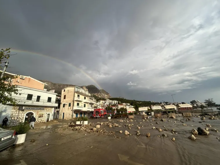 Nakon kataklizme u BiH, užasni prizori i kod nas. Ceste pretvorene u rijeke, hitne službe bore se s vodom