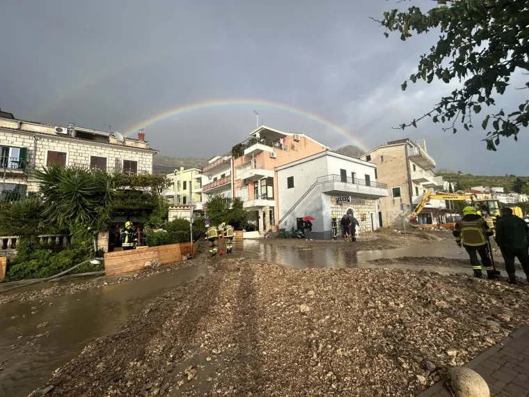 Nakon kataklizme u BiH, užasni prizori i kod nas. Ceste pretvorene u rijeke, hitne službe bore se s vodom