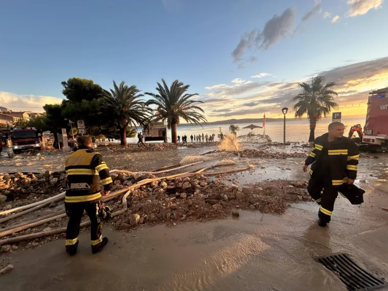 Nakon kataklizme u BiH, užasni prizori i kod nas. Ceste pretvorene u rijeke, hitne službe bore se s vodom