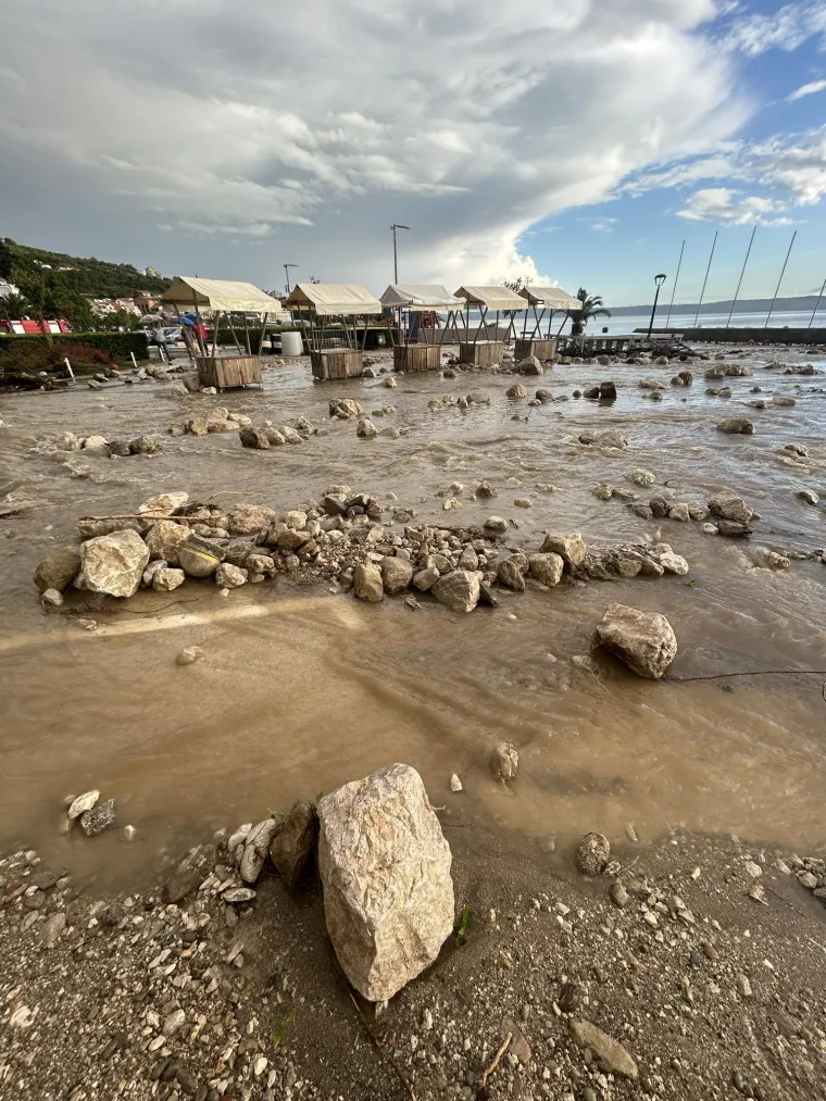 Nakon kataklizme u BiH, užasni prizori i kod nas. Ceste pretvorene u rijeke, hitne službe bore se s vodom