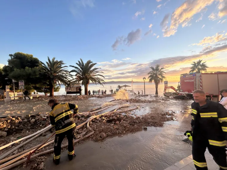 Nakon kataklizme u BiH, užasni prizori i kod nas. Ceste pretvorene u rijeke, hitne službe bore se s vodom