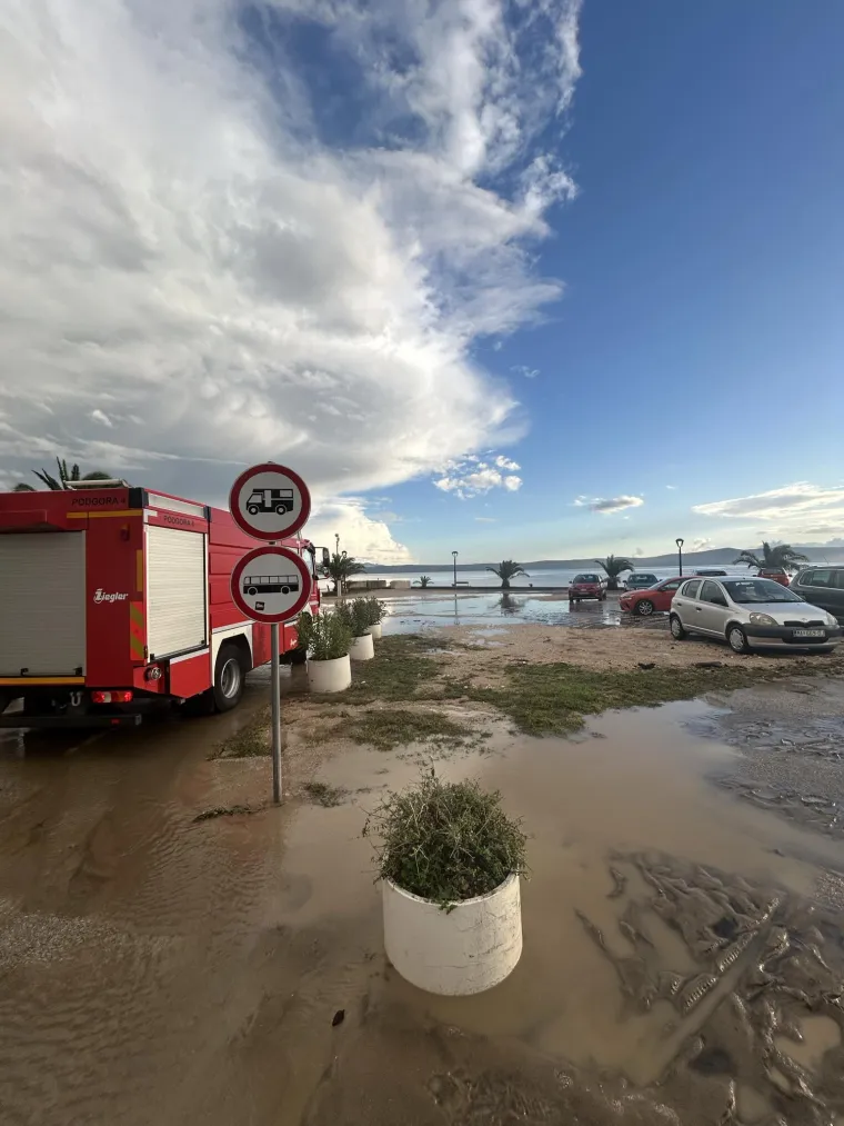 Nakon kataklizme u BiH, užasni prizori i kod nas. Ceste pretvorene u rijeke, hitne službe bore se s vodom