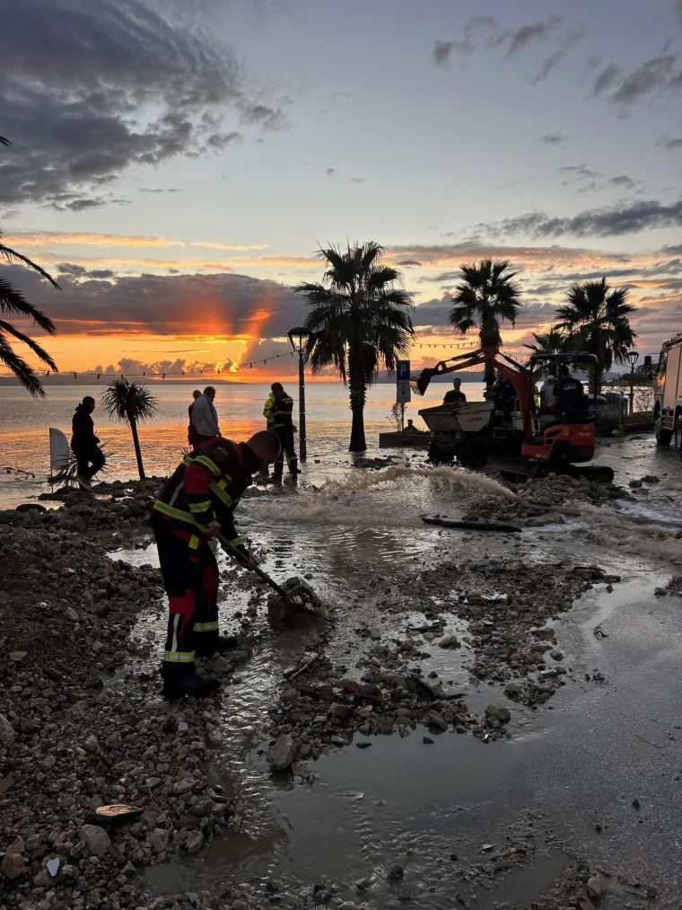 Nakon kataklizme u BiH, užasni prizori i kod nas. Ceste pretvorene u rijeke, hitne službe bore se s vodom